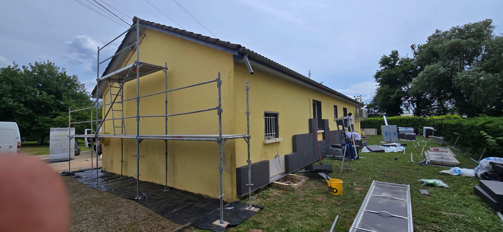 Pose de plaque isolatantes sur les murs extérieurs d'une maison de Mâcon
