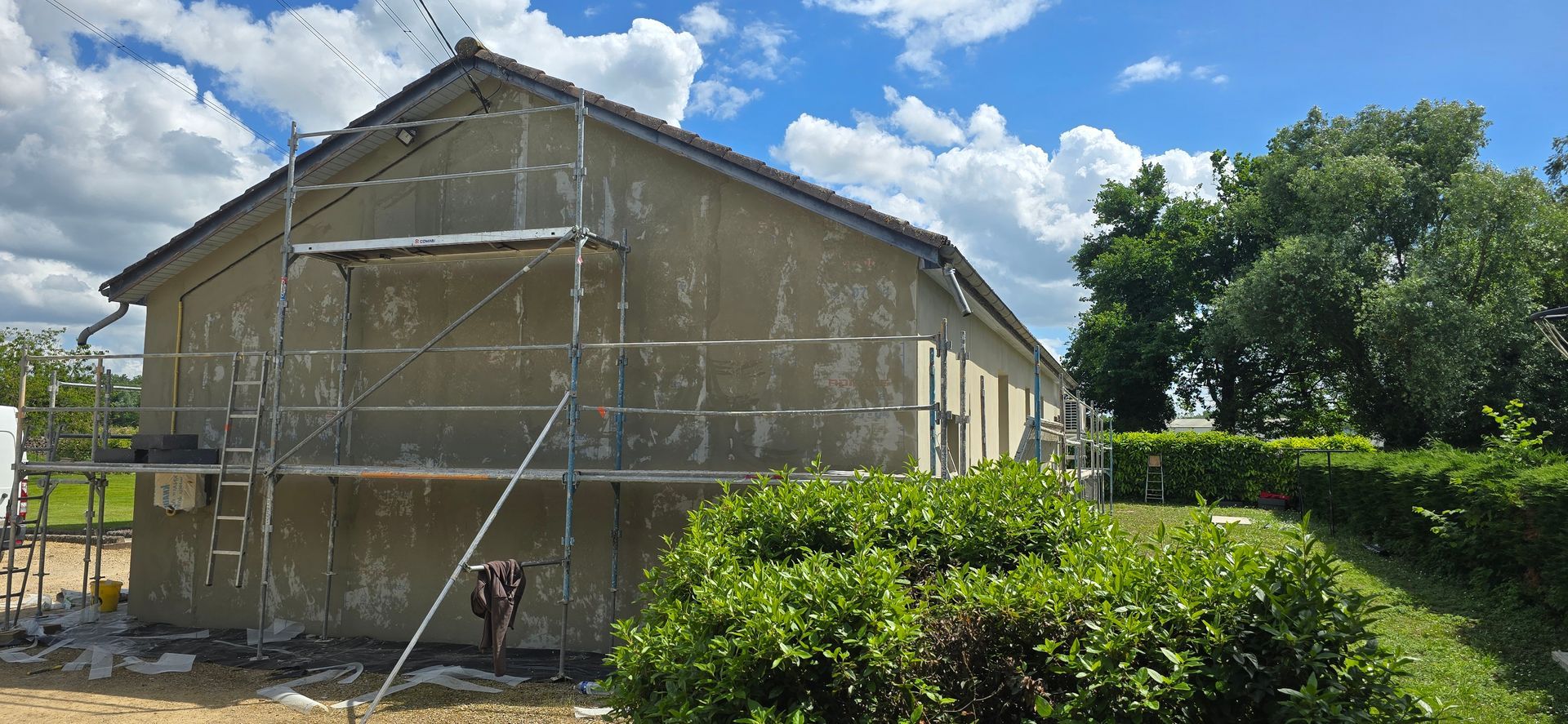 Nettoyage de la façade avant pose de panneaux d'isolation par Go Bât Isolation