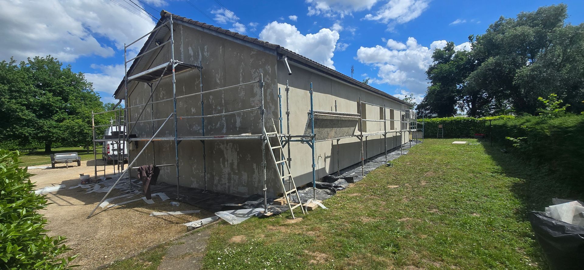 Préparation des murs pour travaux d'isolation extérieure à Mâcon