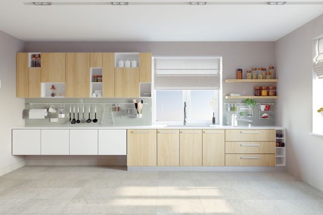 helle Küche mit Schränken in heller Holzoptik