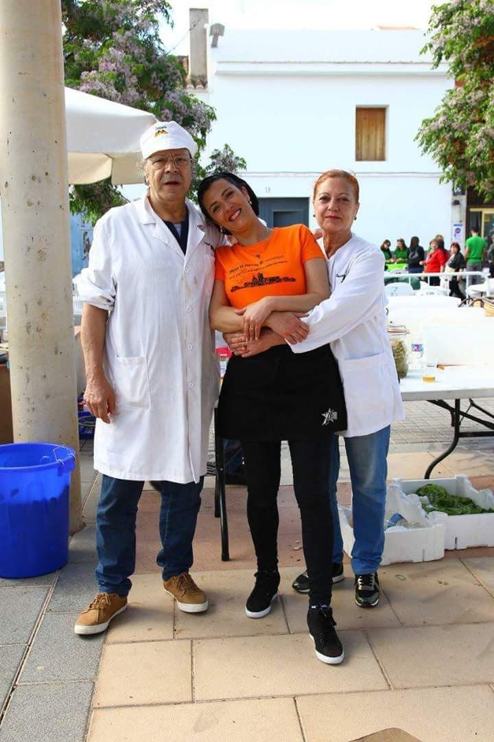 Un grupo de personas paradas una al lado de la otra en una acera.