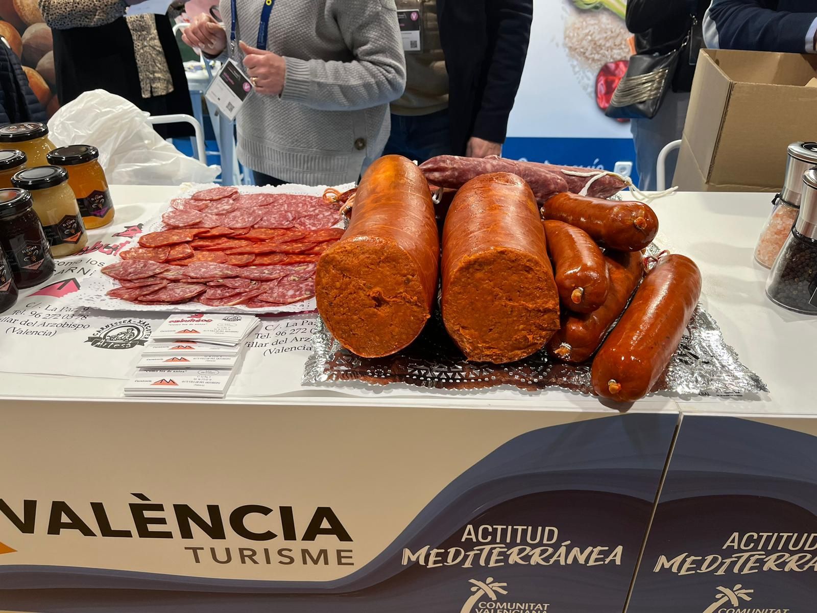 Una mesa con mucha comida y la palabra Valencia en ella.