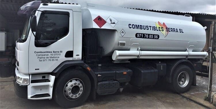 Un camión blanco con la palabra combustibles en él