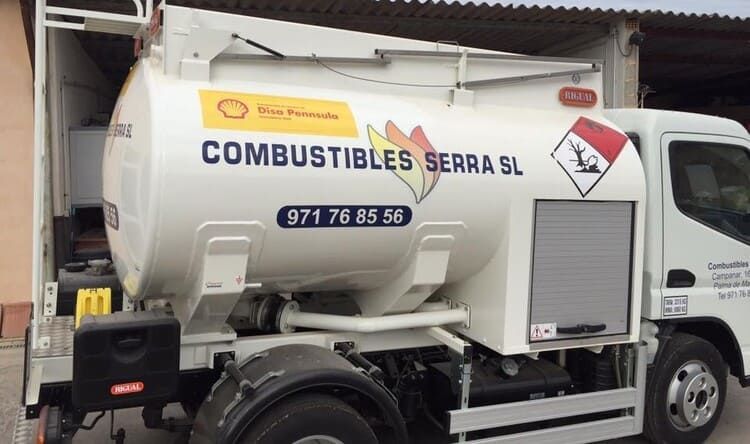 Un camión blanco que dice Combustibles Serra SL.
