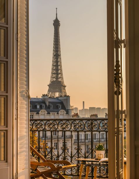 Une fenêtre qui donne sur la Tour Eiffel