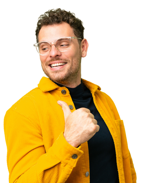 Personne souriante en veste jaune et lunettes, pouce levé sur fond blanc
