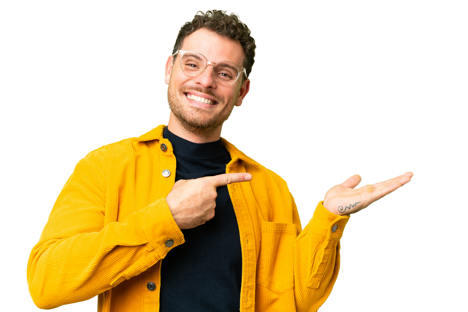 Personne souriante en chemise jaune pointant une paume ouverte sur fond blanc