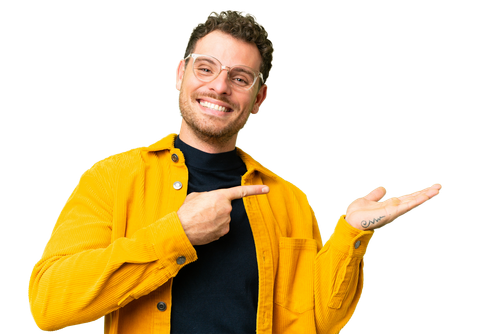 Personne souriante en veste jaune pointant du doigt une main ouverte sur fond blanc