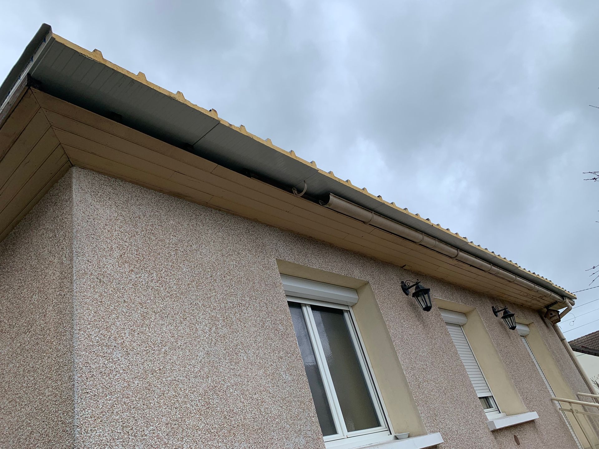 Maison avec bac acier sous toit