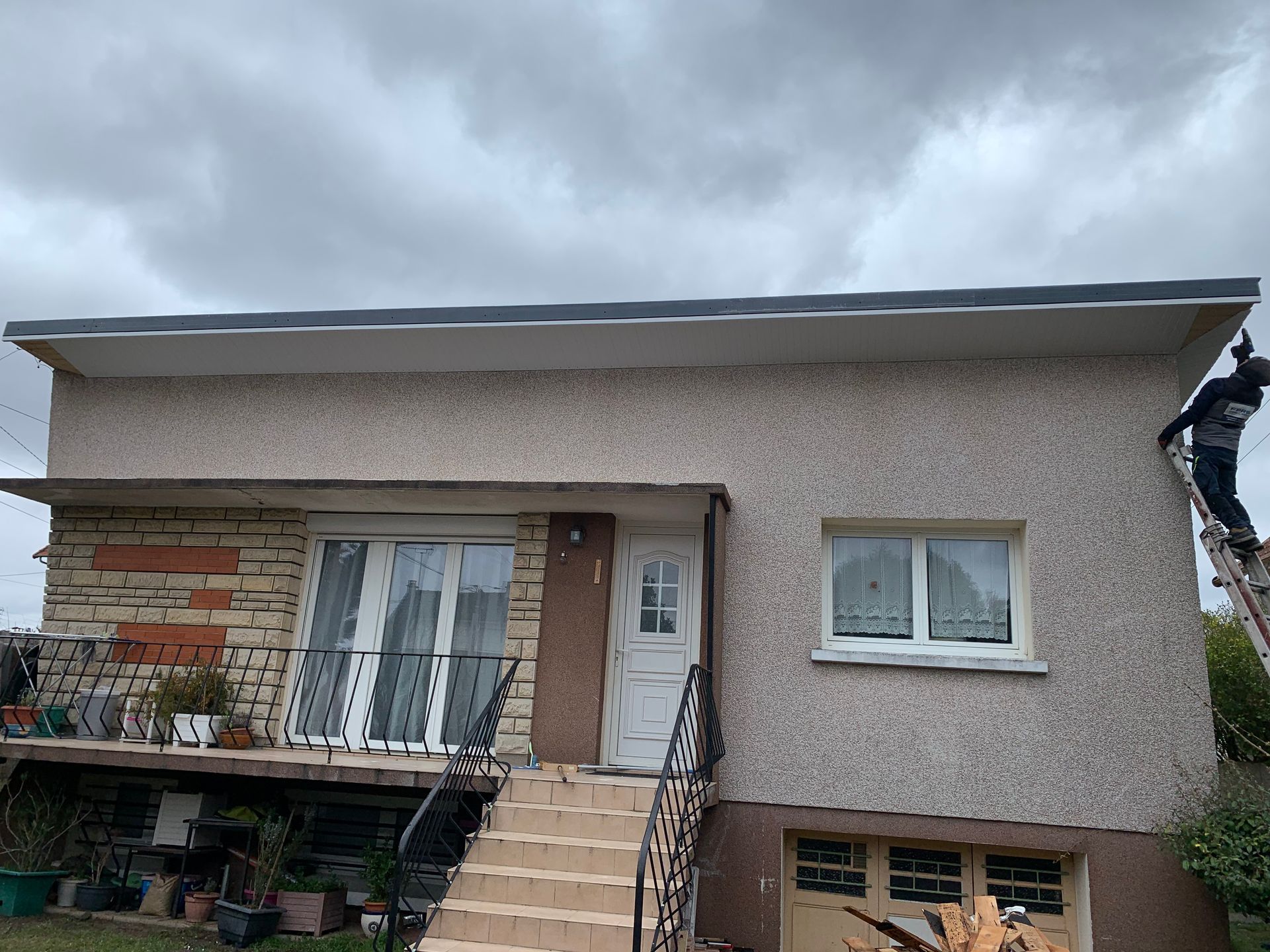 Zingueur travaillant sur maison