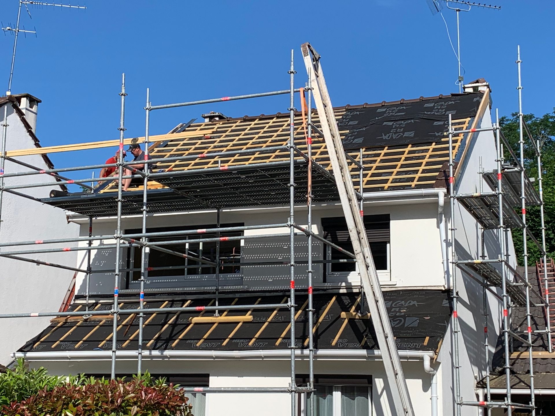 Rénovation couverture - pose du bois