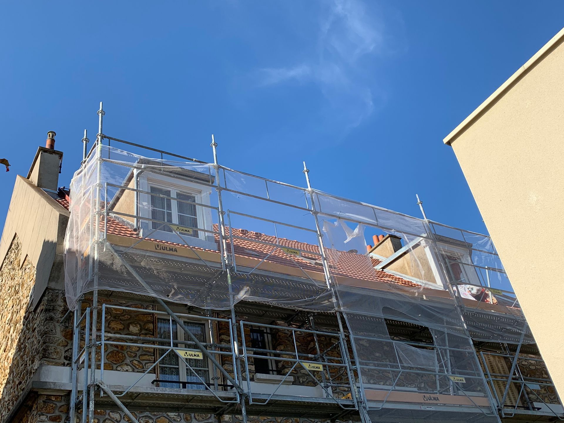 Échafaudages sur maison