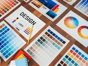 Diseño con muestras de color, un logotipo y un lápiz sobre una superficie de madera.