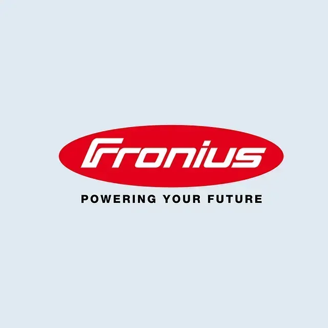 Logotipo de Fronius con óvalo rojo y texto blanco, lema: