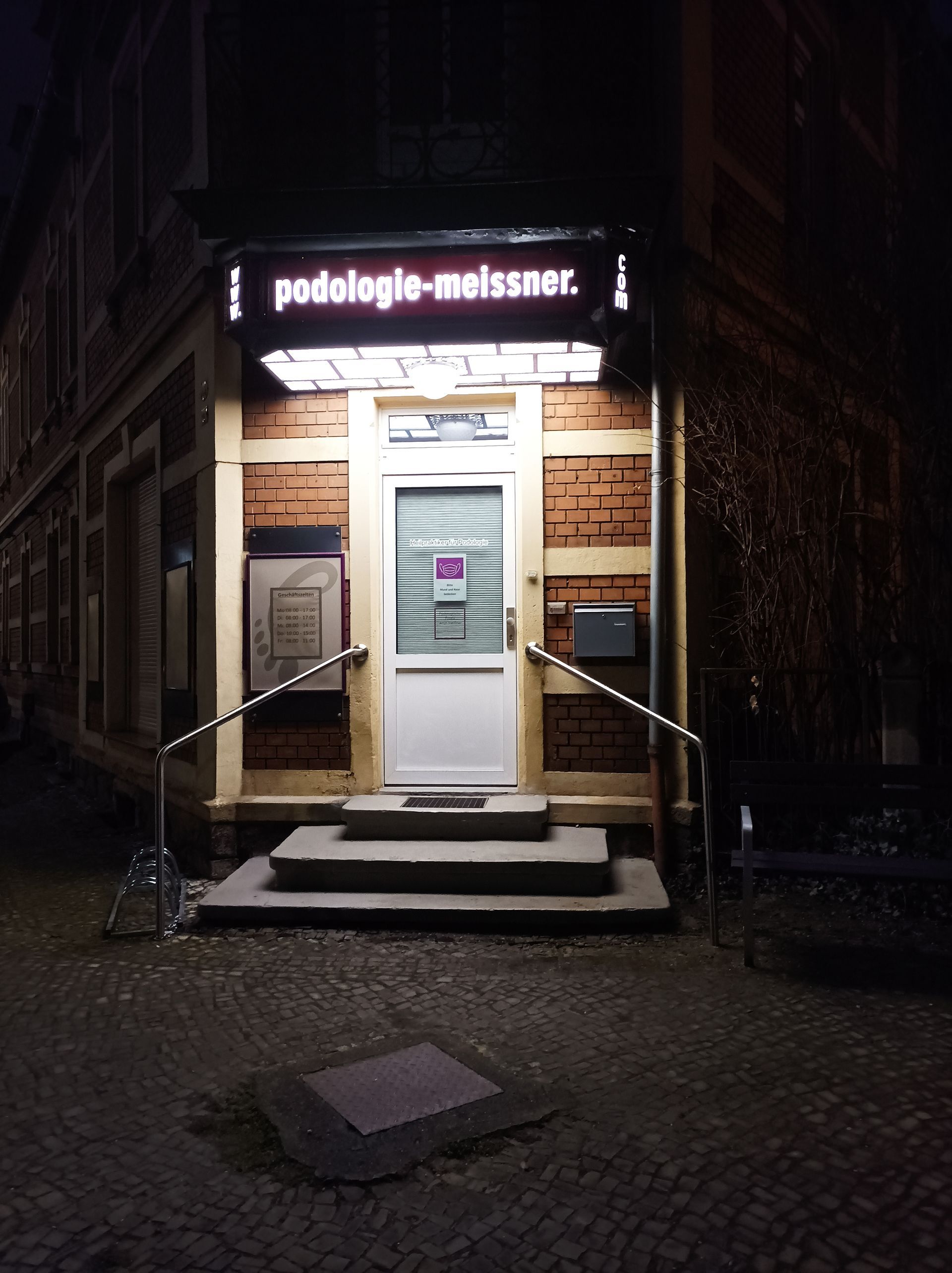 Anja Meißner Podologie, beleuchteter Praxiseingang nachts