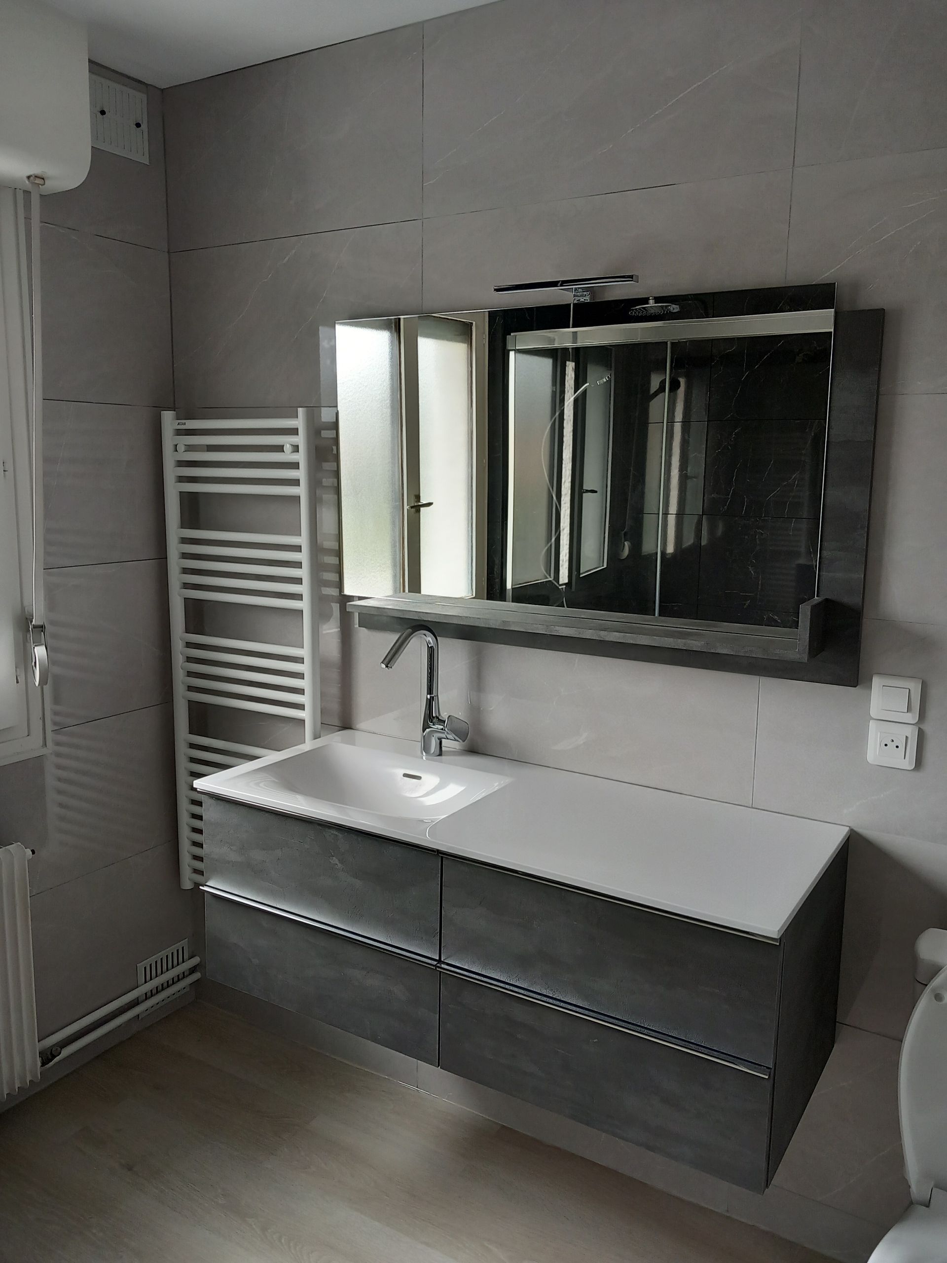 Salle de bain avec un évier et un chauffe-serviette