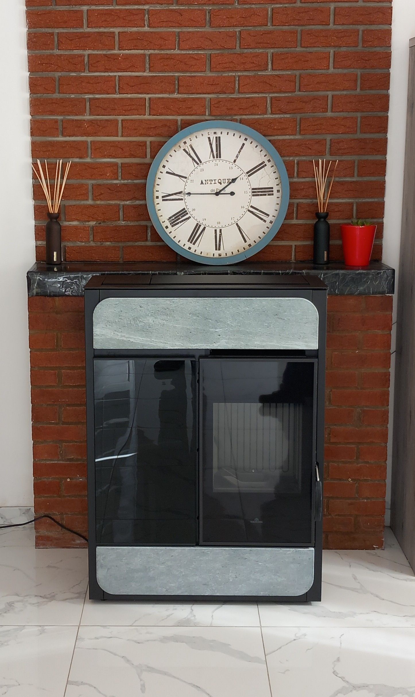 Poêle à insert devant une cheminée en brique