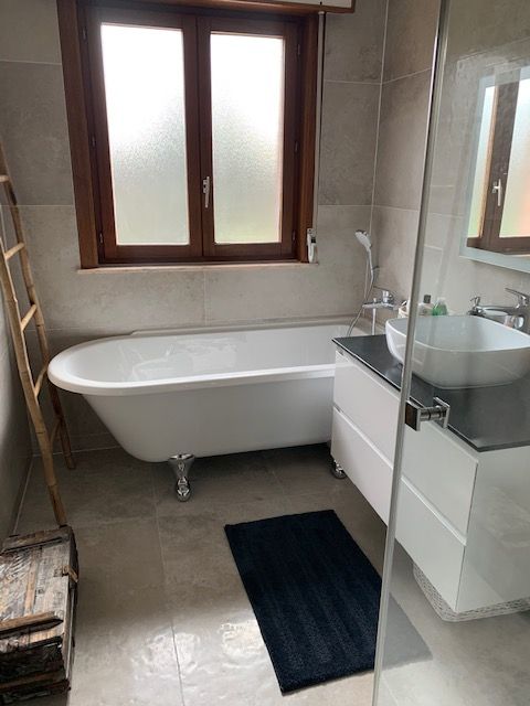 Salle de bains avec une baignoire