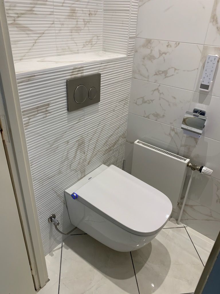 Sanitaire blanc de salle de bains