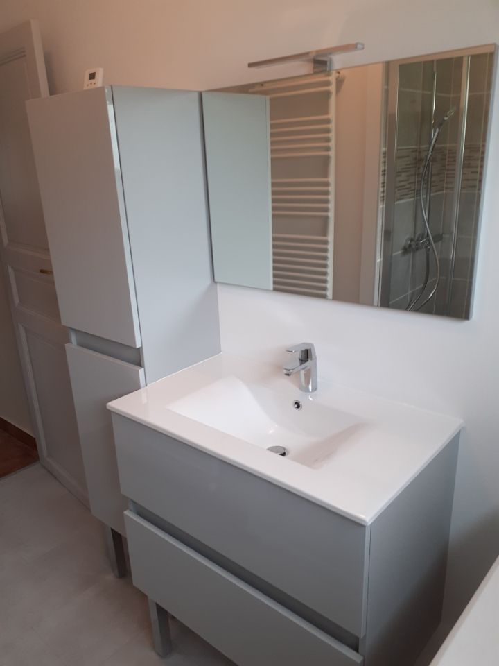 Evier blanc de salle de bains