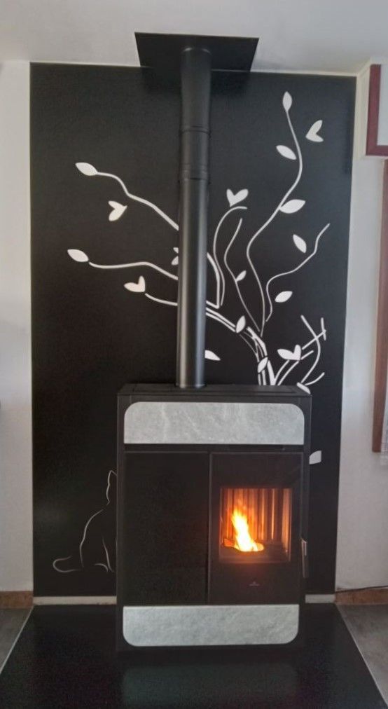 Poêle à bois devant un mur noir