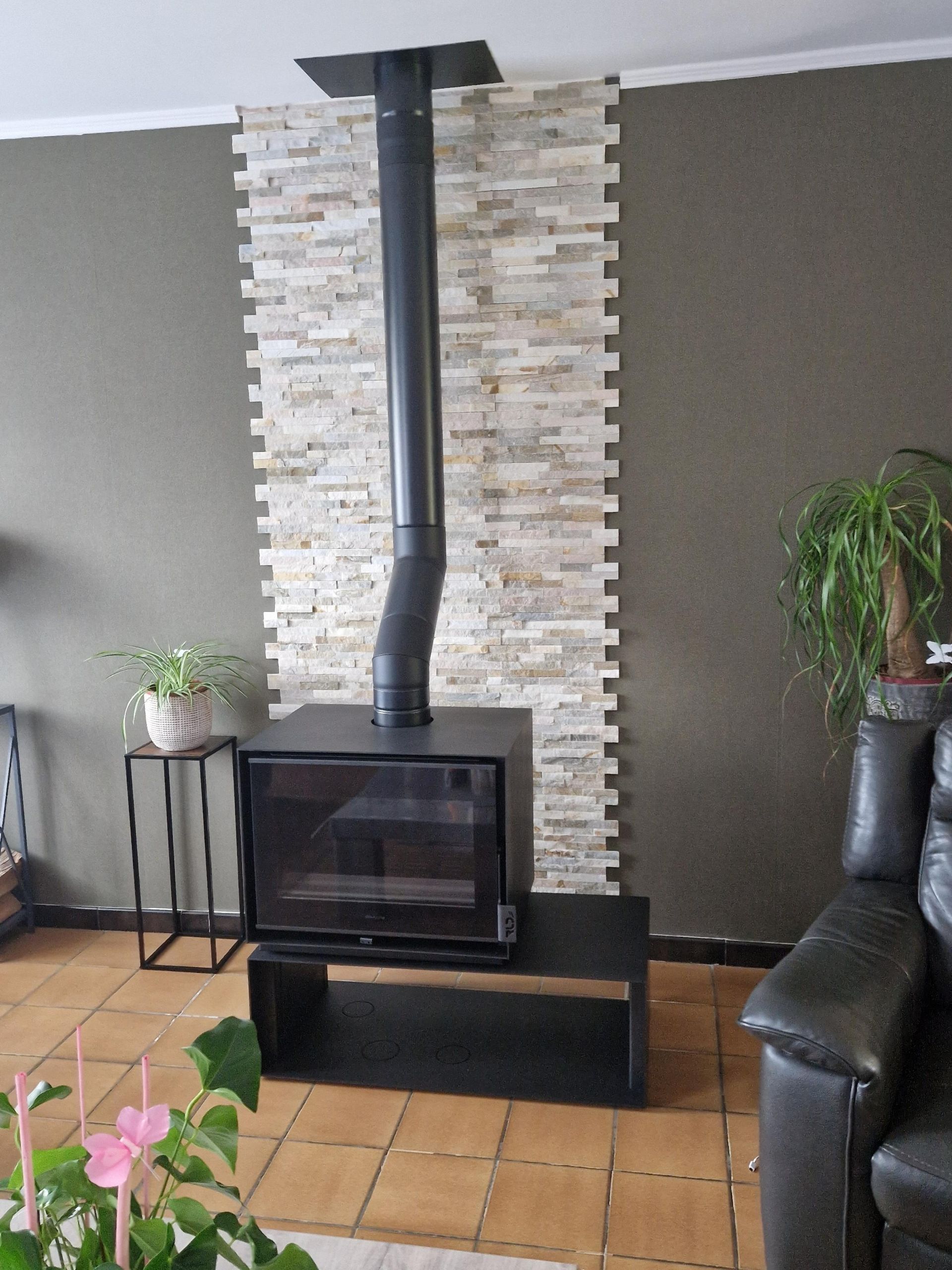 Poêle à bois noir dans un salon