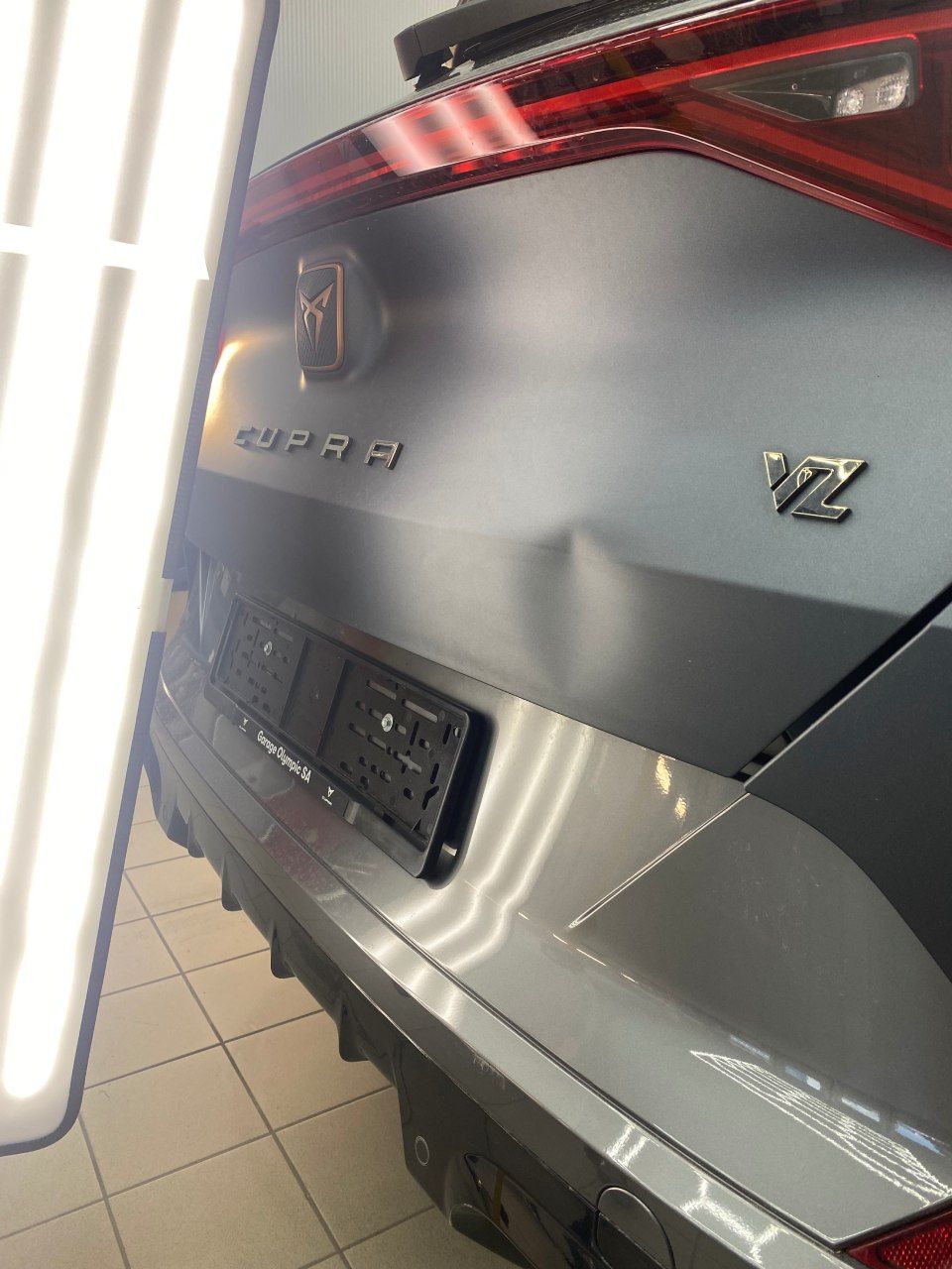 L'arrière d'une voiture argentée avec un pare-chocs endommagé