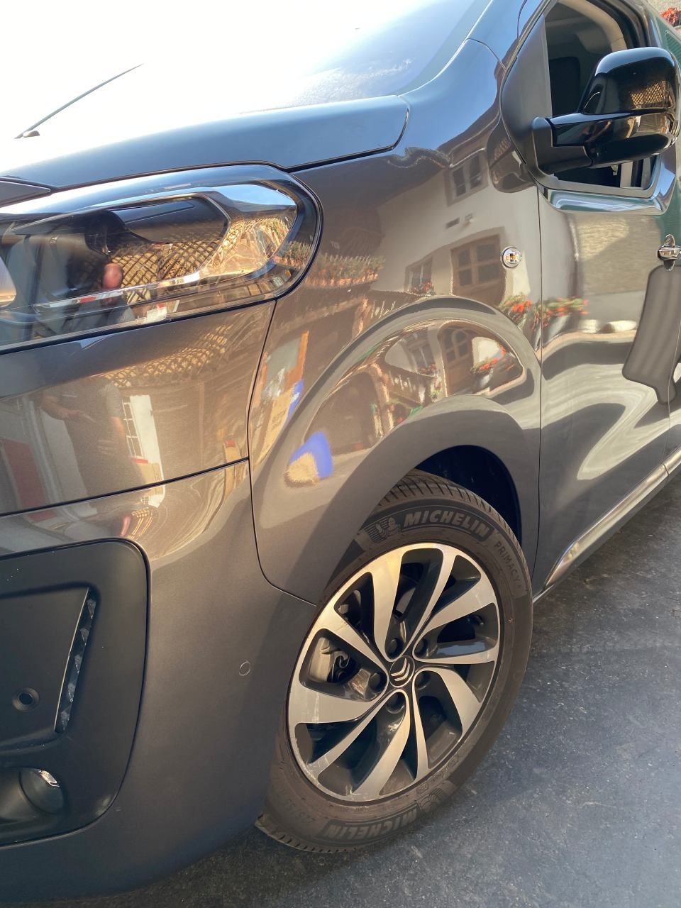 Une voiture noire est garée sur le bord de la route