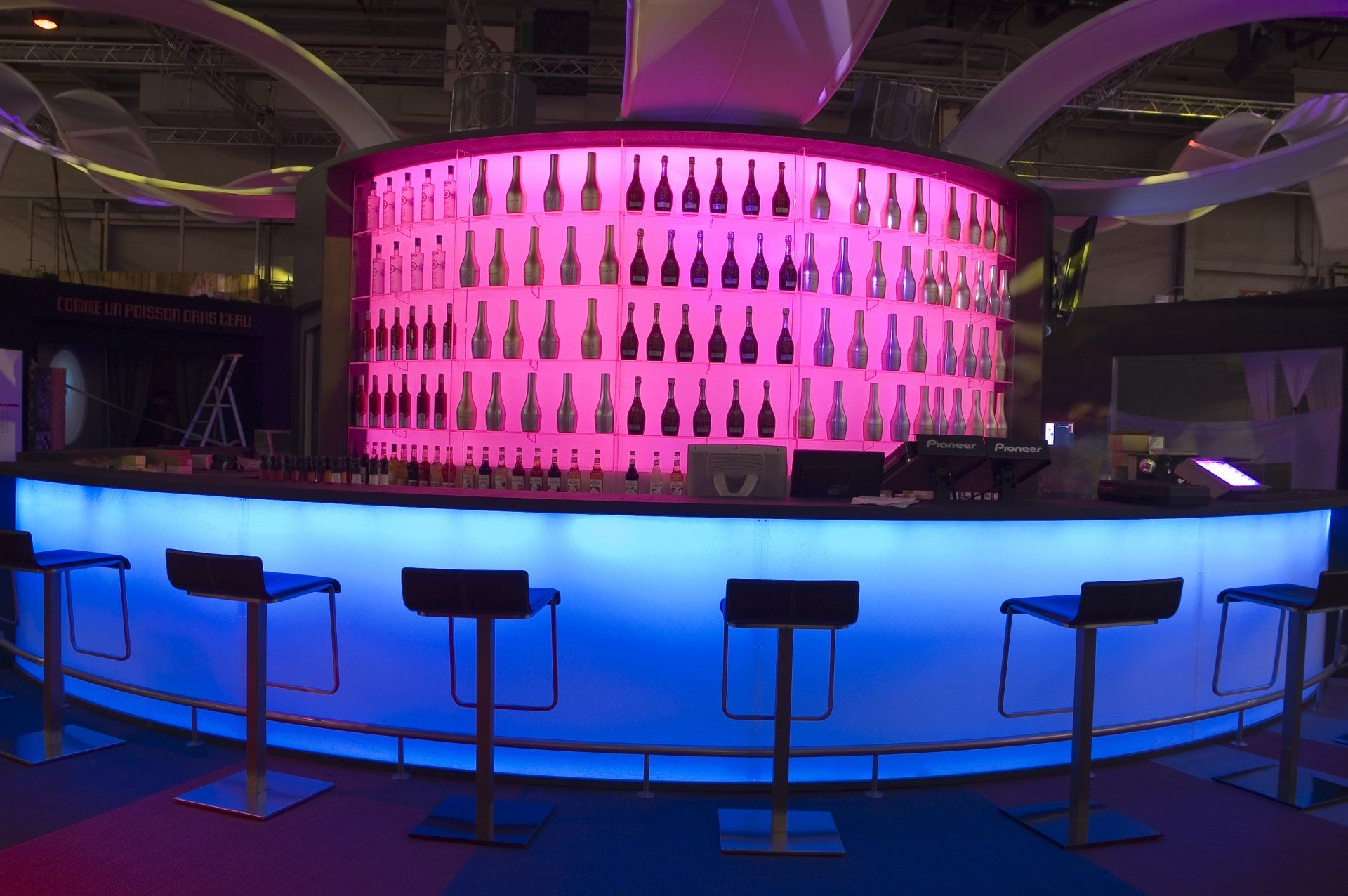 Bar et agecement. Moulage plastique Français