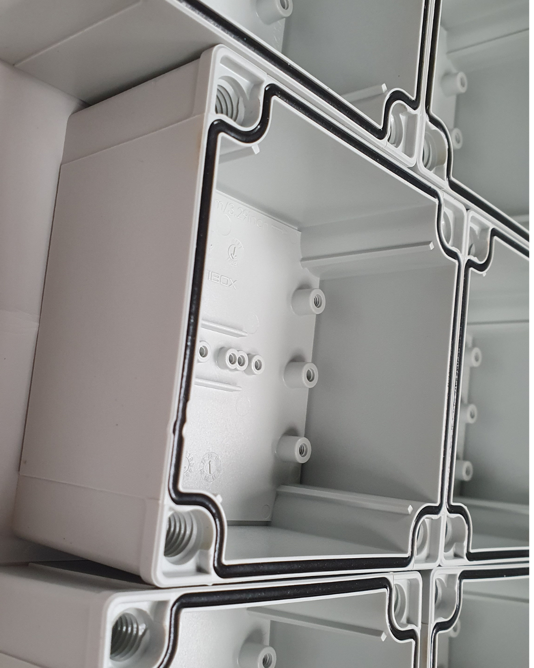 usinage de boitiers pour tableau électrique ou systèmes électroniques