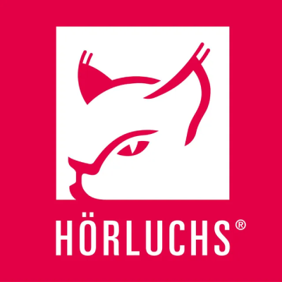 Weisse Katzensilhouette in einem Quadrat auf rotem Hintergrund. Unterhalb des Quadrats befindet sich der Markenname „HÖRLUCHS“.