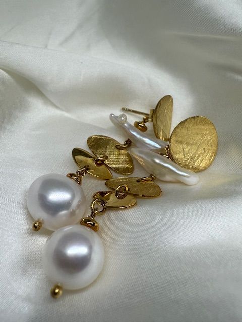 Un hombre lleva tres pulseras en su muñeca.