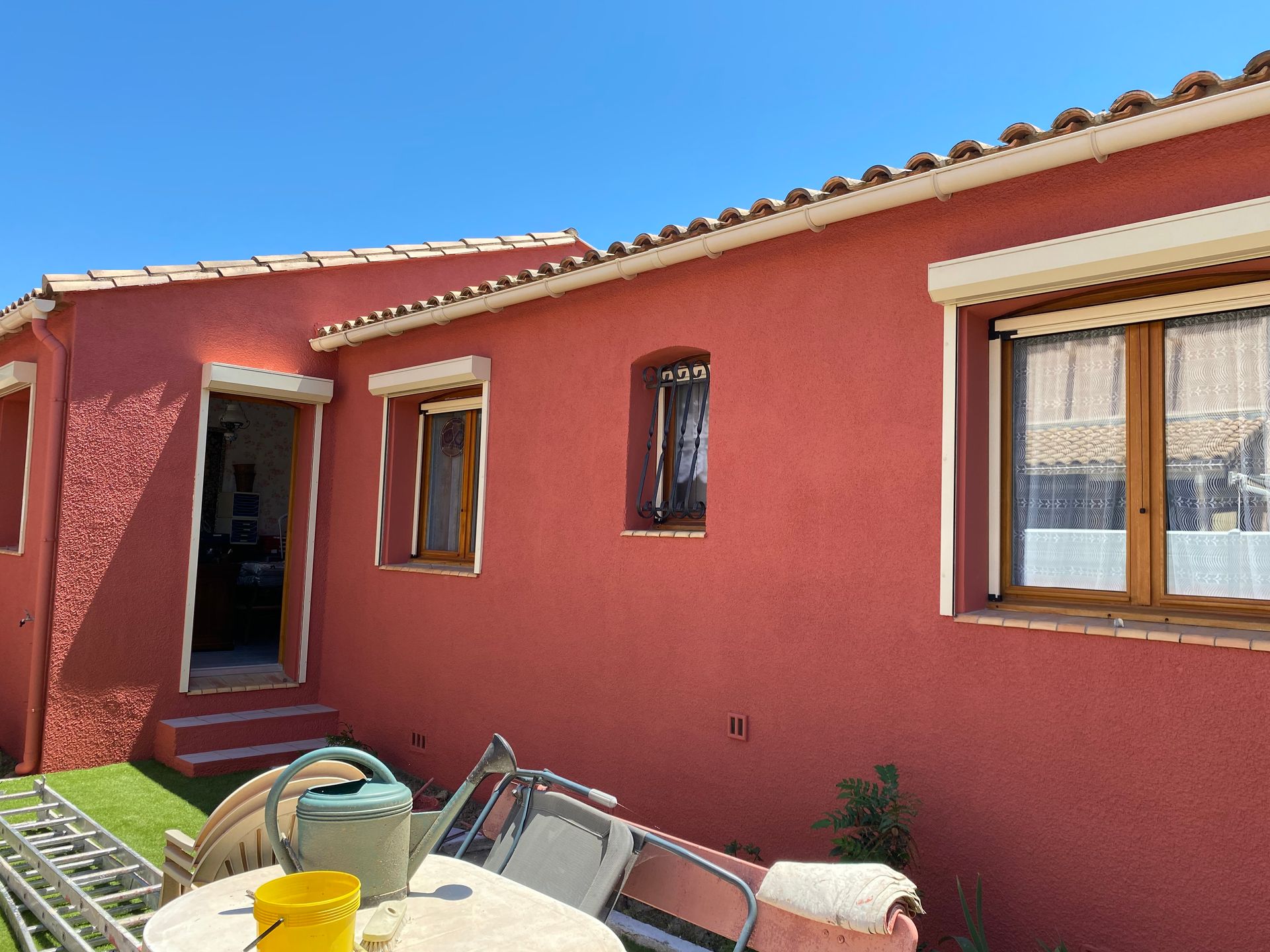 Une façade de maison rouge.
