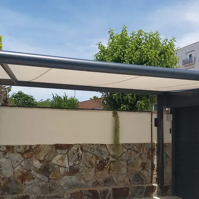 Un muro de piedra con un dosel encima.