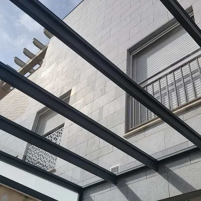 Un edificio con techo de cristal y balcón.