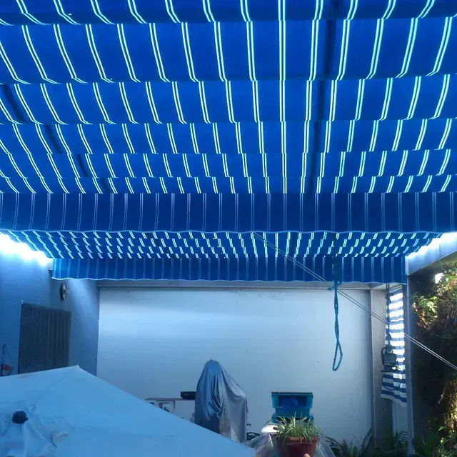 Un toldo azul cuelga del techo de una habitación.