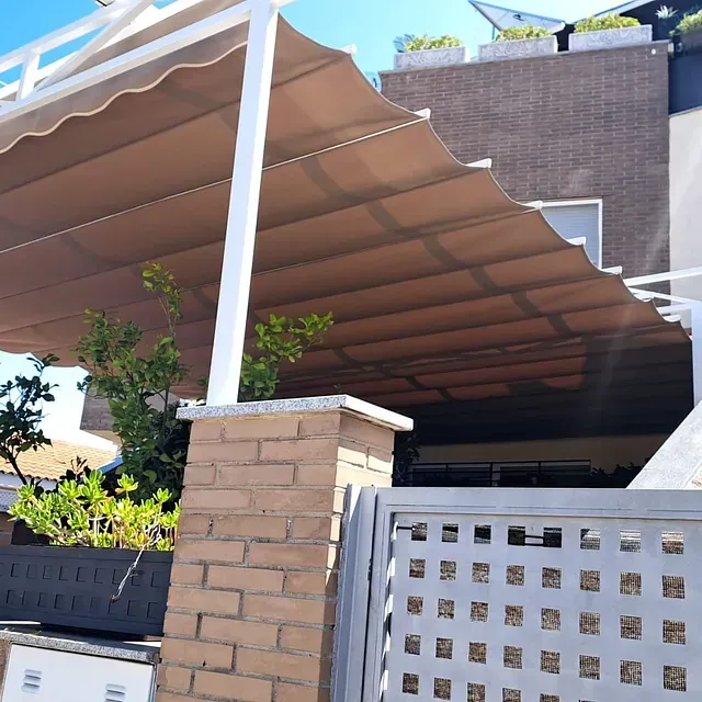 Un edificio de ladrillo con un dosel encima.