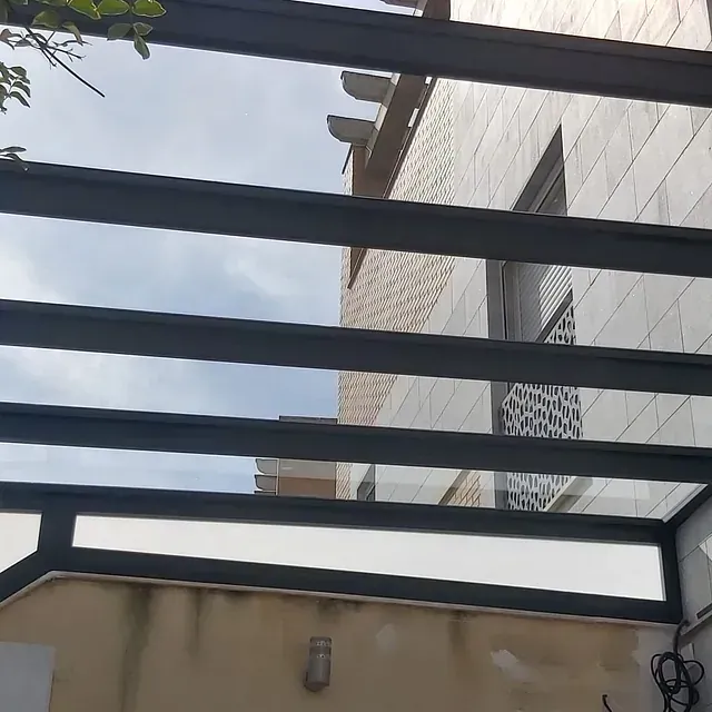 Un edificio con un techo de cristal y una marquesina sobre él.