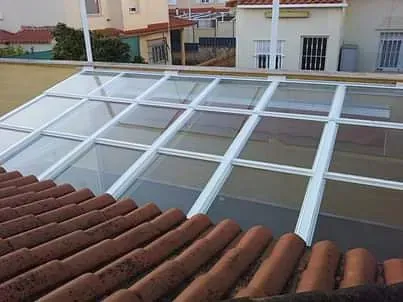 Un techo con cubierta de cristal y marco blanco.