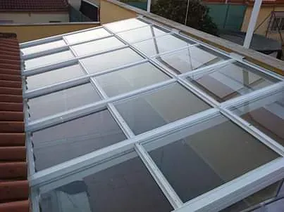 Un techo con muchas ventanas y un techo de cristal.