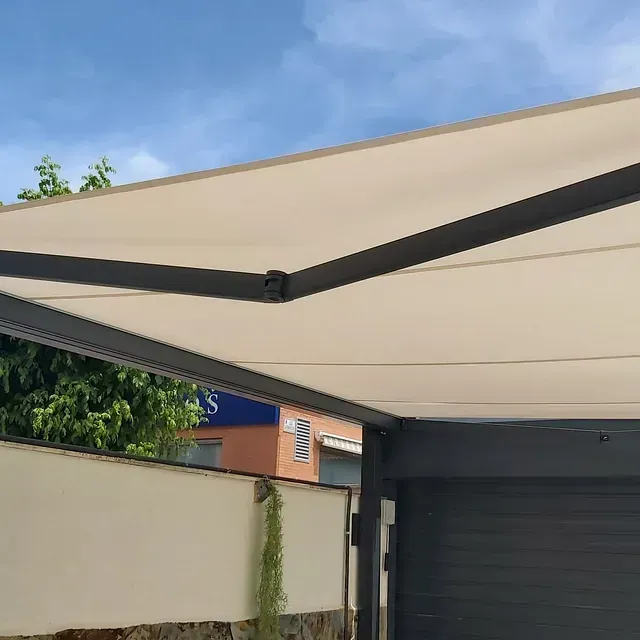 Un toldo grande cubre el costado de un edificio.