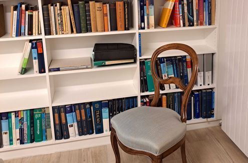 Stuhl mit Bücherregal