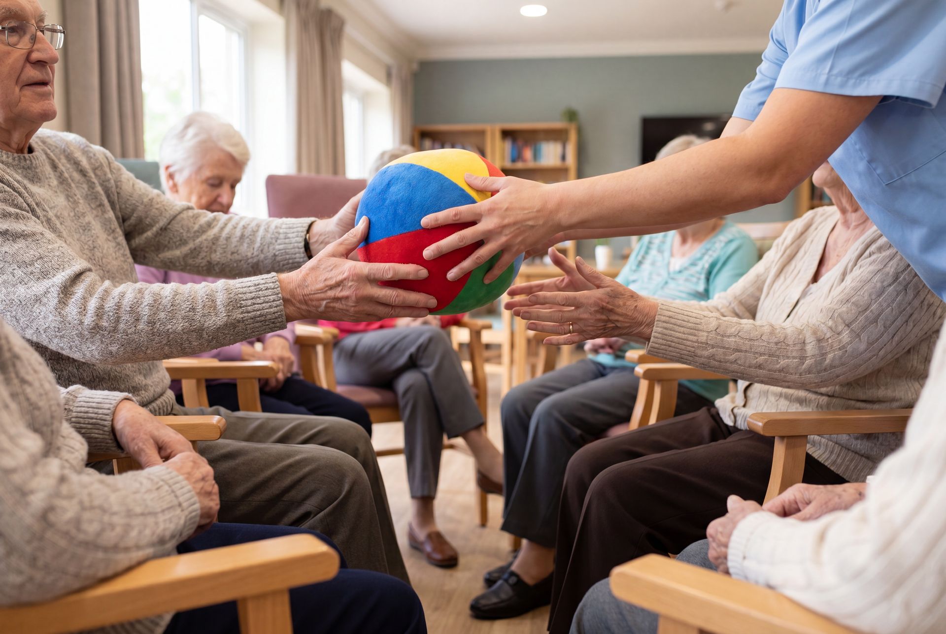 Des résidents se passant un ballon coloré lors d’une activité de groupe.