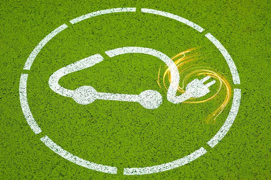 Logo du rechargement de voiture électrique sur fond vert