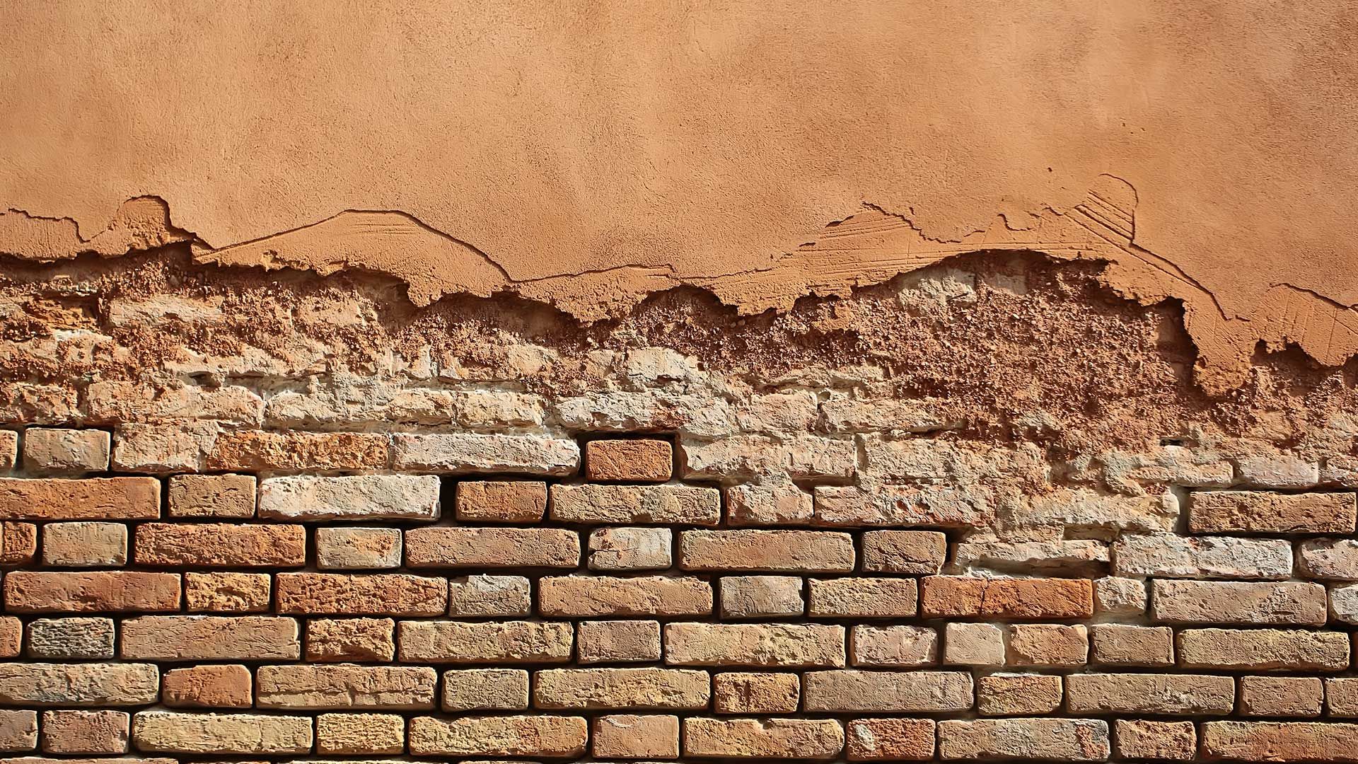 Mur en brique en cours de revêtement
