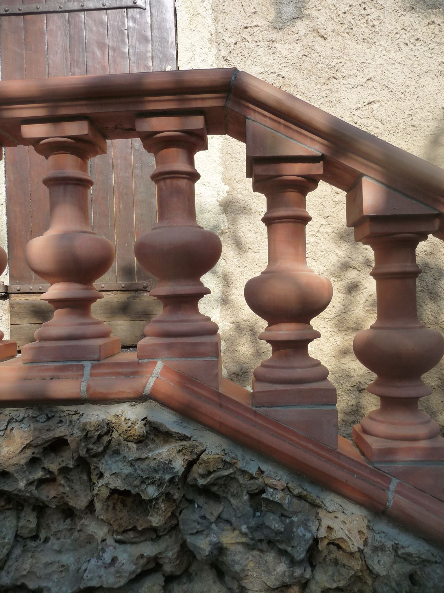 Un balustre d'escalier en terre cuite