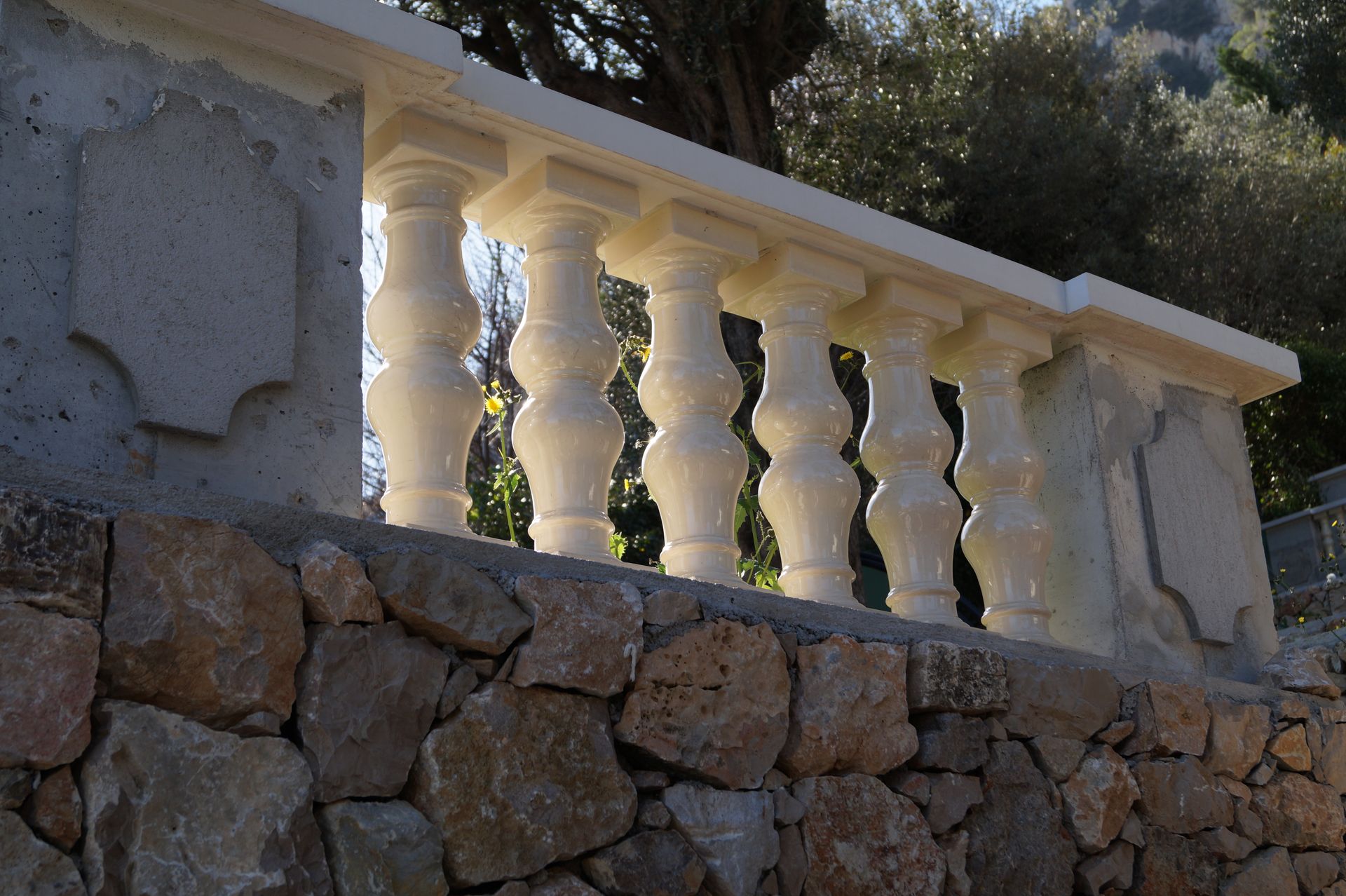 Un balustre ajouré en couleur claire