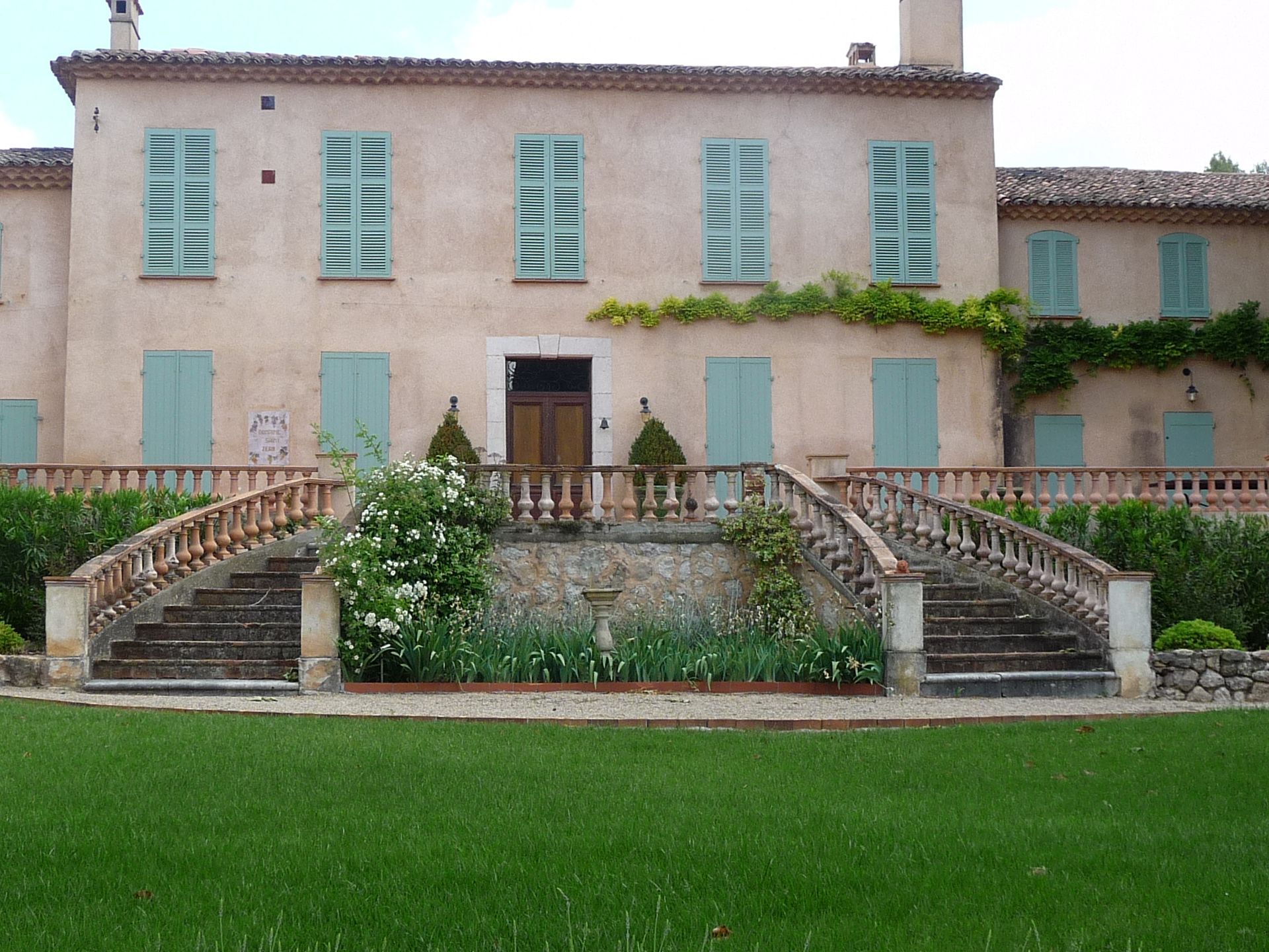 Balustres en terre cuite autour d'une maison