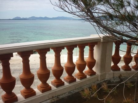Un balustre en terre cuite en bord de mer