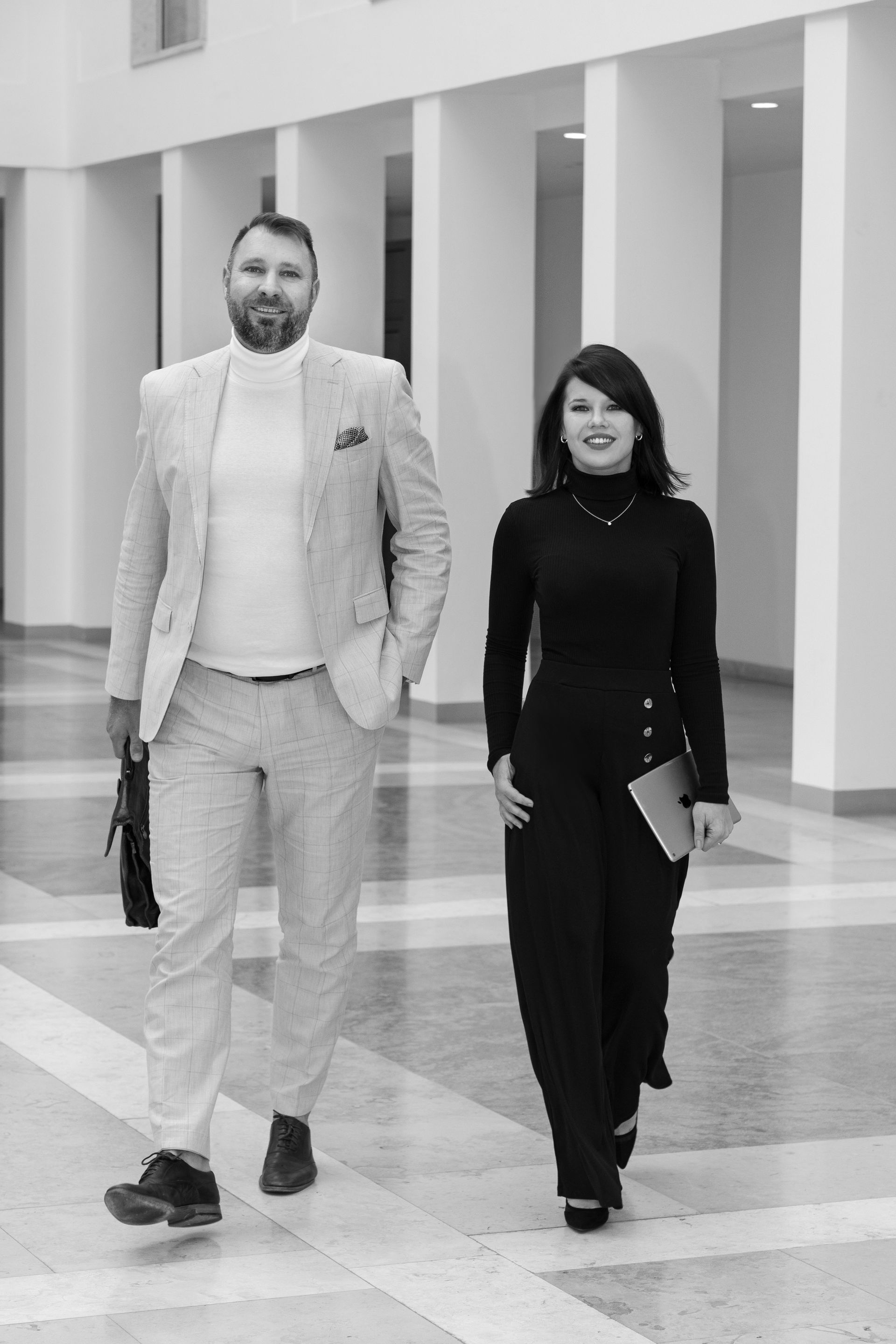 Creativity Service GmbH – die Hände dreier Personen beim Arbeiten an einem Schreibtisch